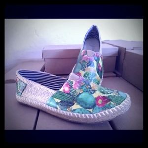 So curious cactus 🌵 shoes